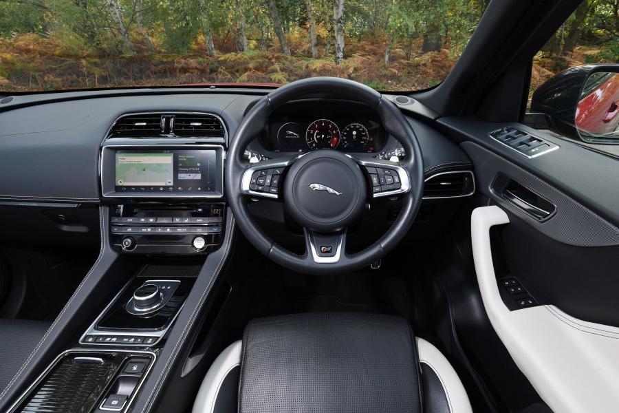 Торпедо Jaguar F-Pace S 30t AWD Prestige 2016 года  (UK) (фото 12 из 14)